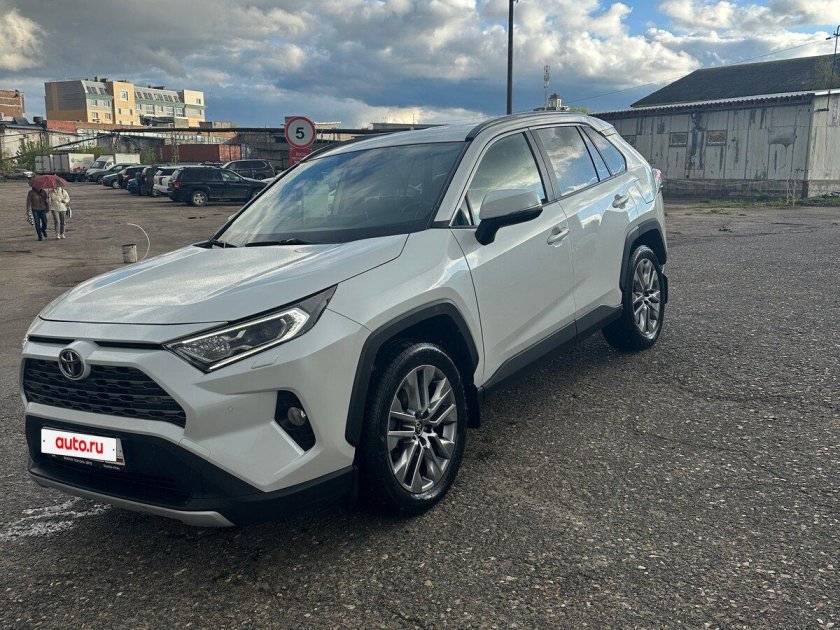 Белая тойота рав 4