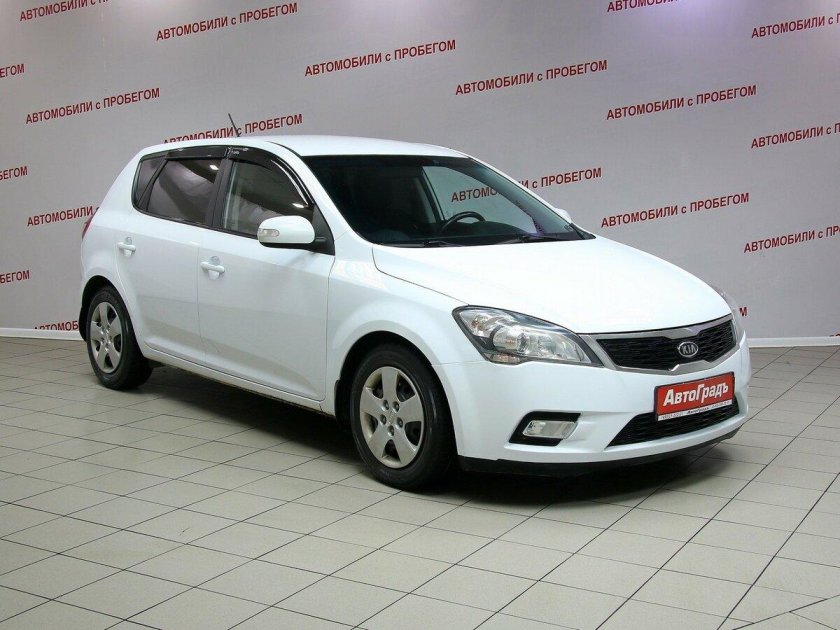 Kia Ceed 2010 года белая