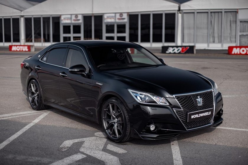 Тойота Crown athlete