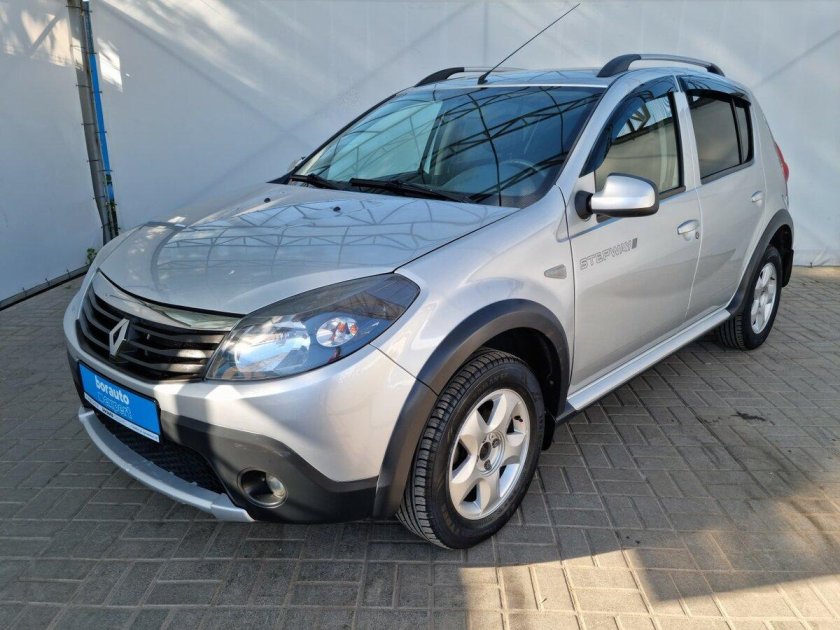 Фото Рено Сандеро степвей на фоне моря