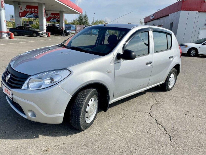 Рено Сандеро 2010 белый