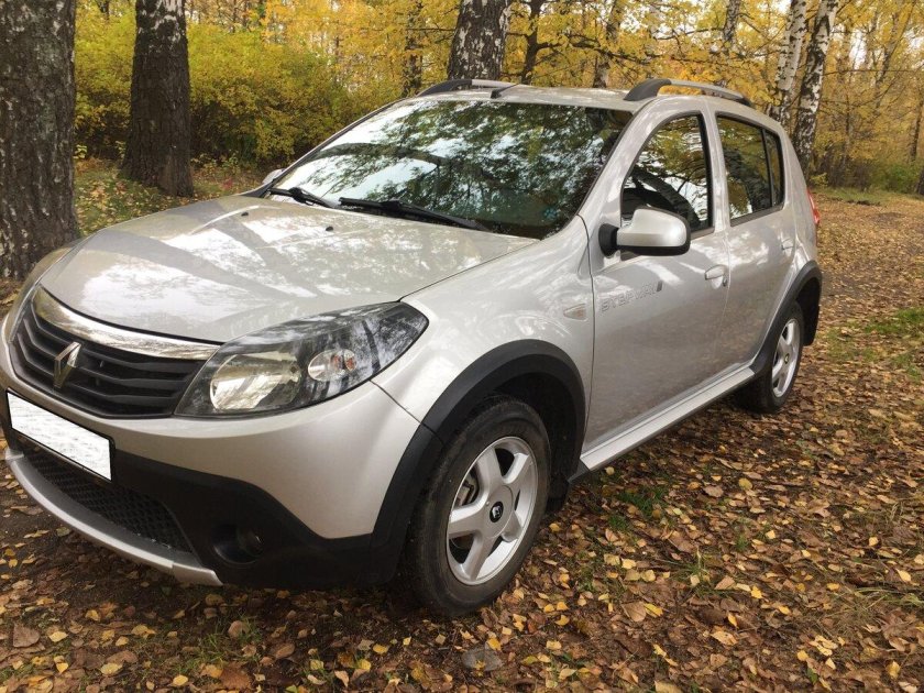 Рено Сандеро серебристый 2014