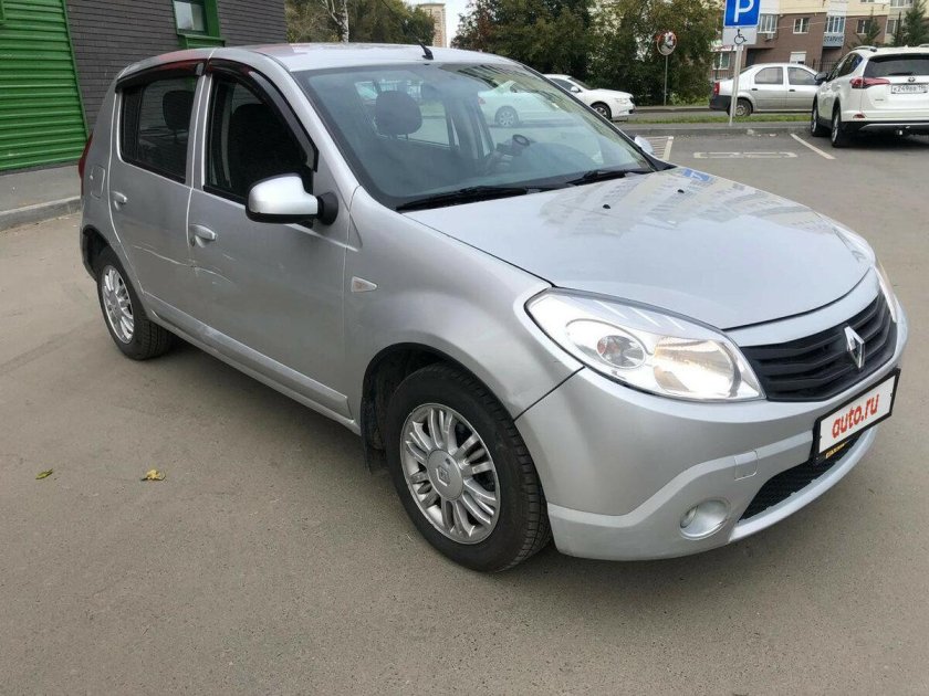 Рено Сандеро серебристый 2013