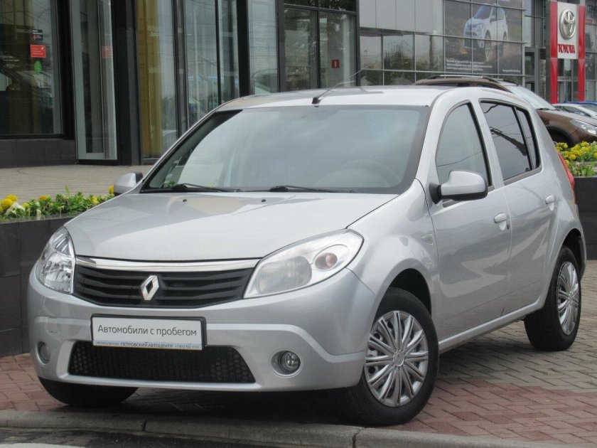 Рено Сандеро серебристый 2014