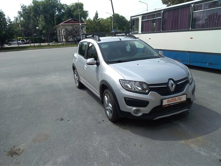 Серебристый Рено Sandero Stepway 2