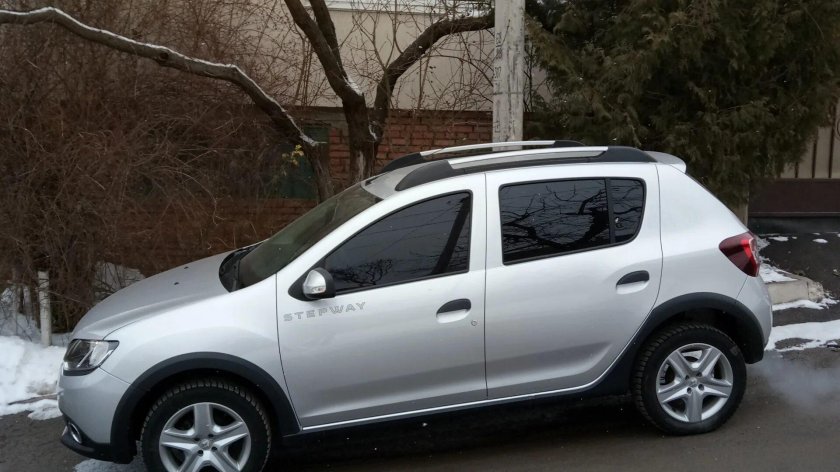 Рено Сандеро степвей серебристый