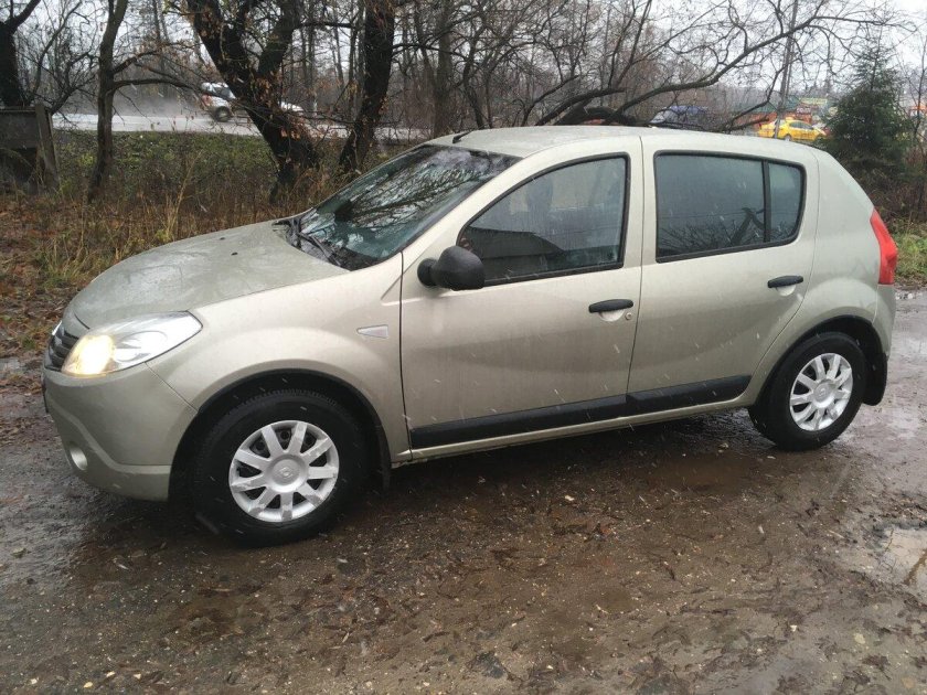 Renault Sandero серебристый