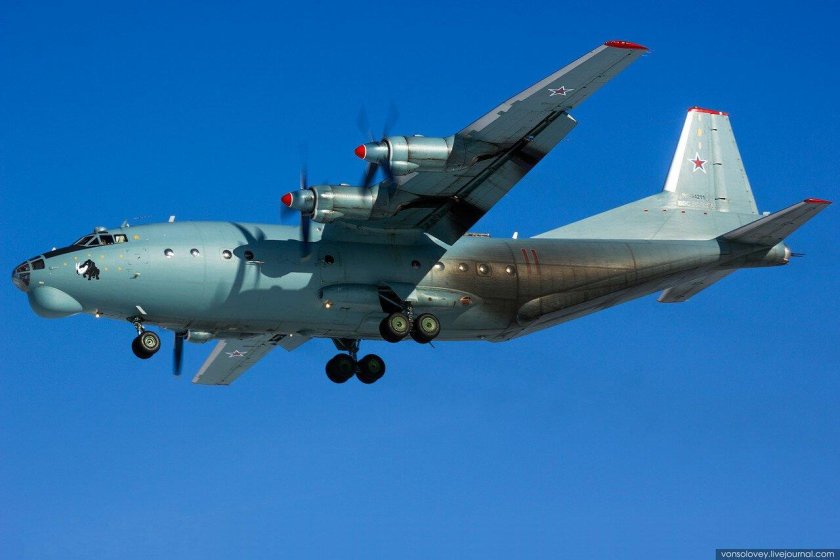 АН-12 военно-транспортный самолёт