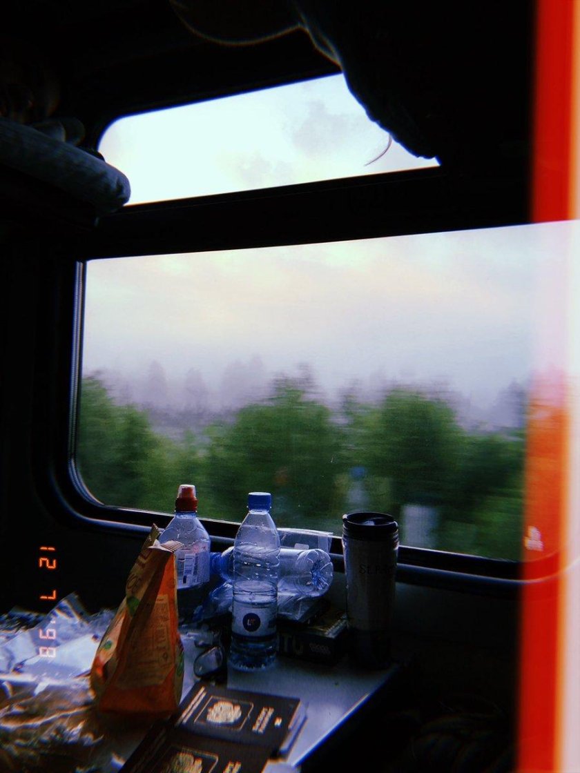 Красивый вид из окна поезда