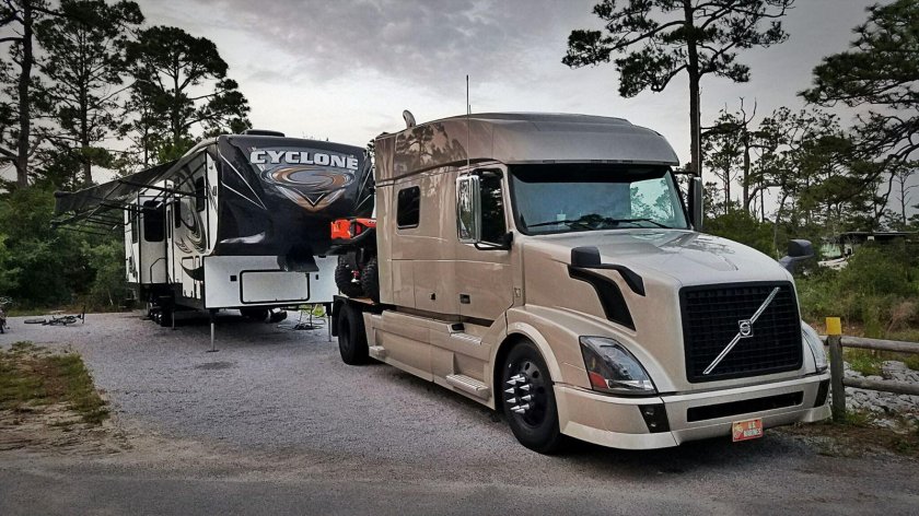 Volvo VNL автодом