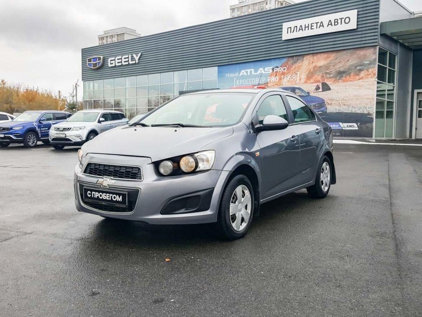 Серый Шевроле Авео с номером 295