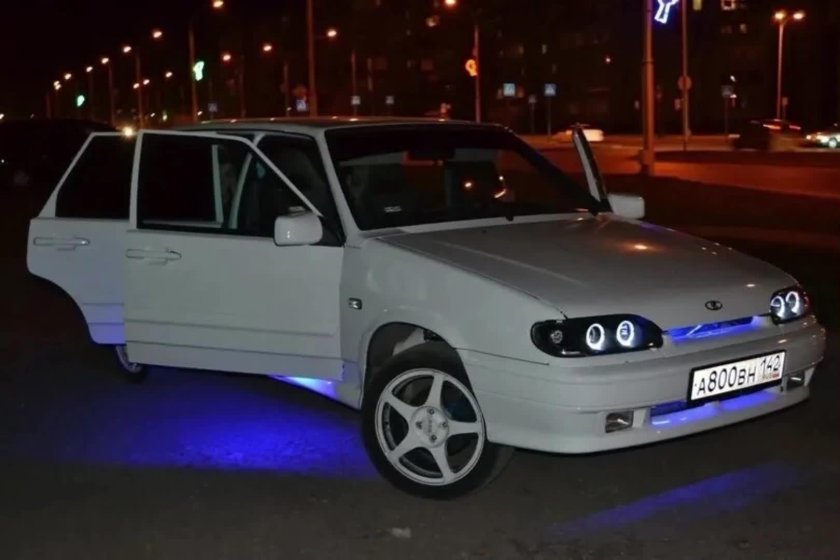 Тюнингованный ВАЗ 2114 белая