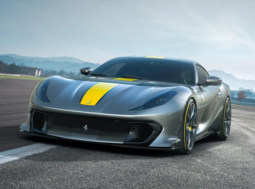 Феррари 812 competizione