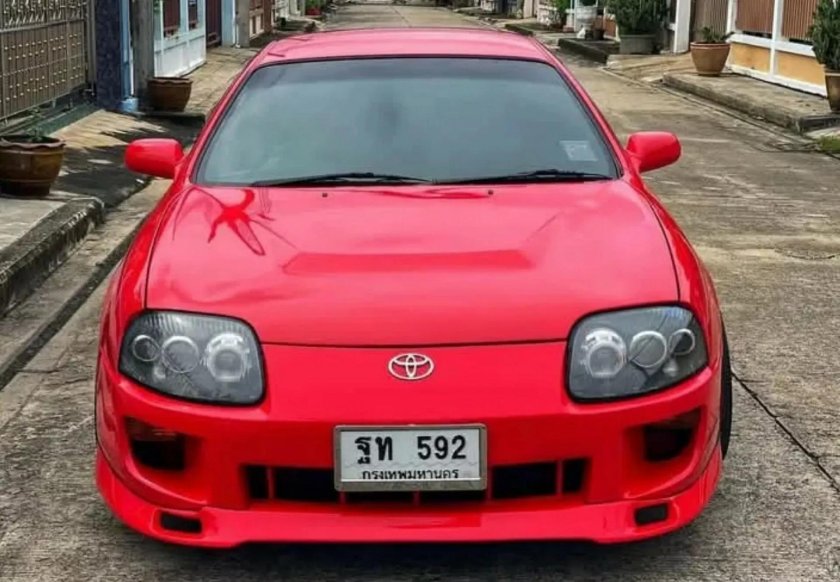 Красная тойота супра