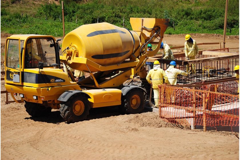 Самоходная бетономешалка с самозагрузкой