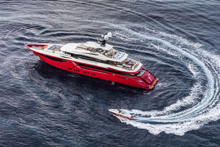 Красная яхта