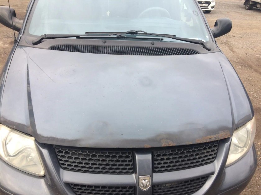 Dodge Caravan капот