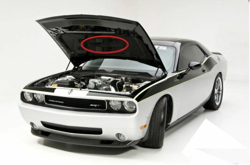 Открытый капот dodge Challenger