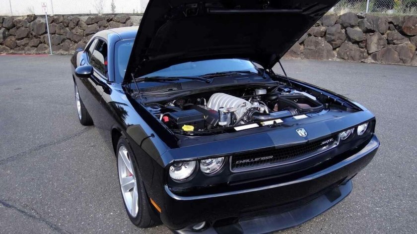 Dodge Challenger капот
