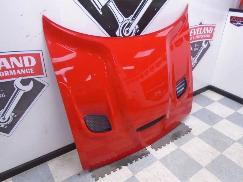 Dodge Challenger капот