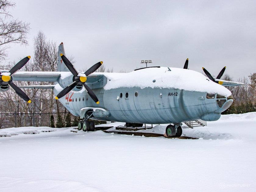 Ан 12 военно транспортный самолёт