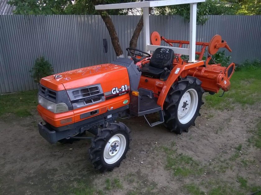 Наклейки на трактор Kubota