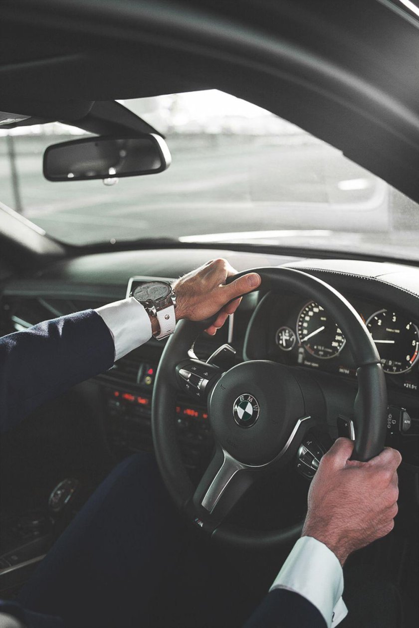 Мужчина за рулем