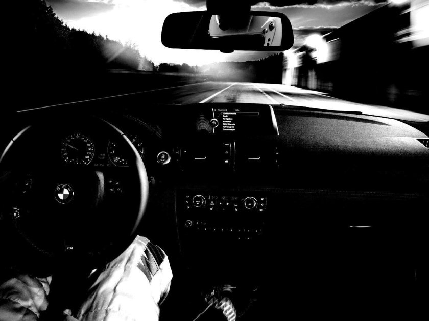 Парень за рулем ночью