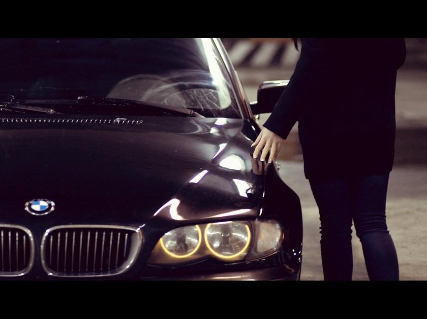 Девушка возле БМВ