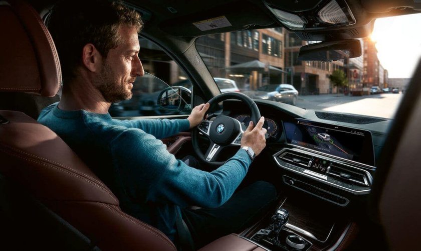 Водитель BMW