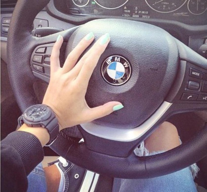 Девушка за рулем БМВ