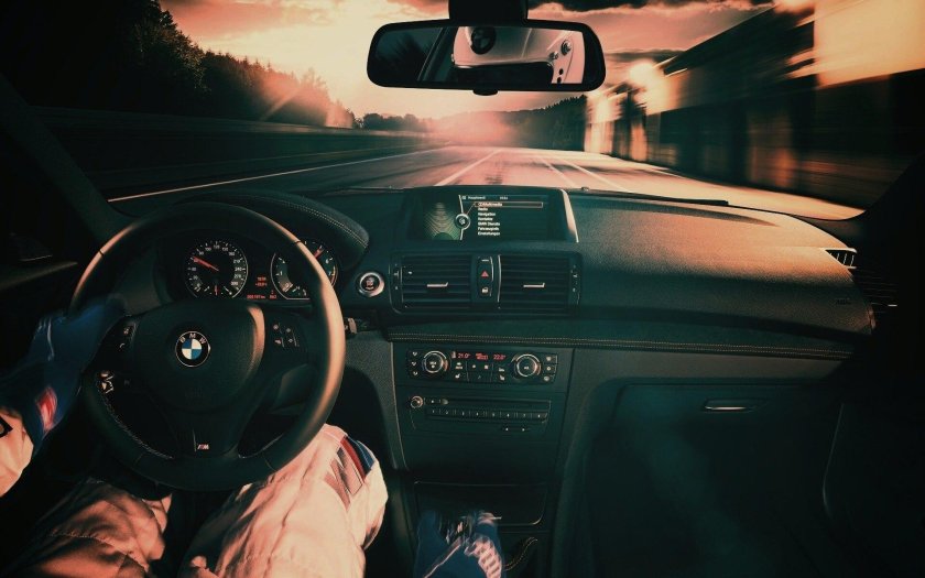 Девушка за рулем BMW