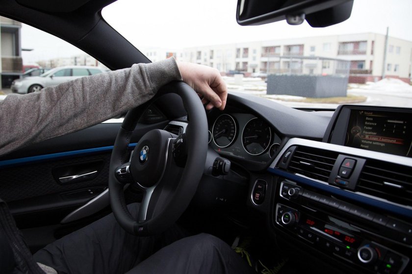 За рулем БМВ