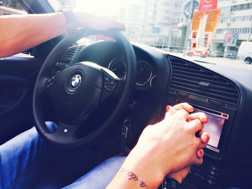 Девушка за рулем БМВ