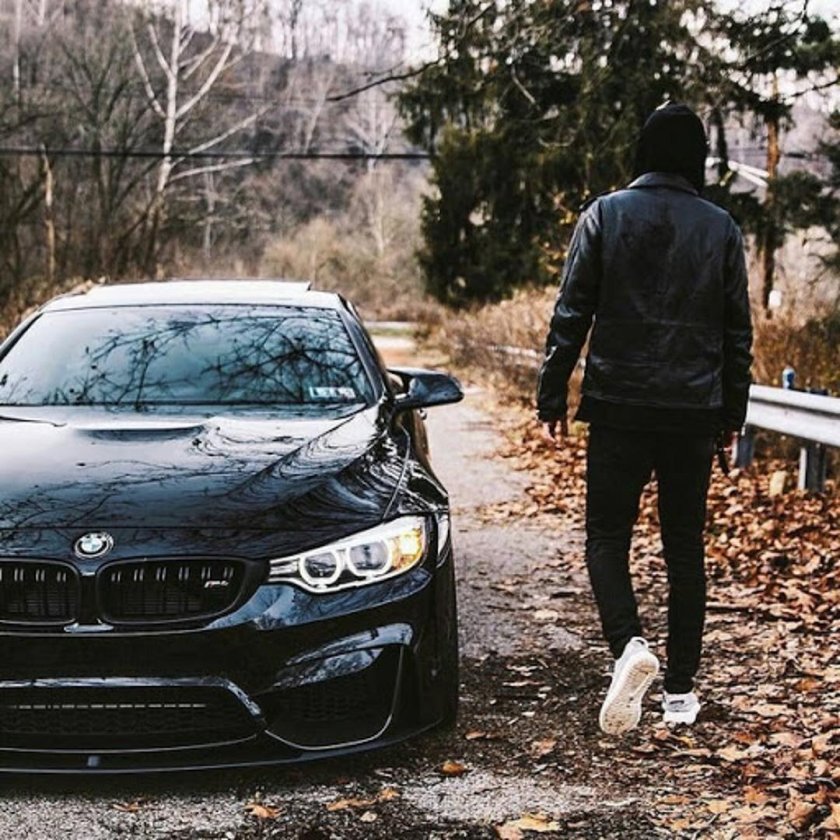 Молодой парень с машиной