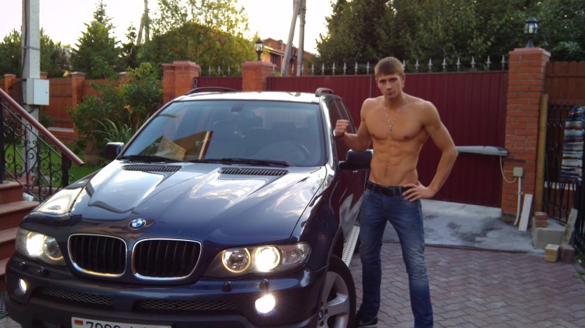 Пацан возле БМВ