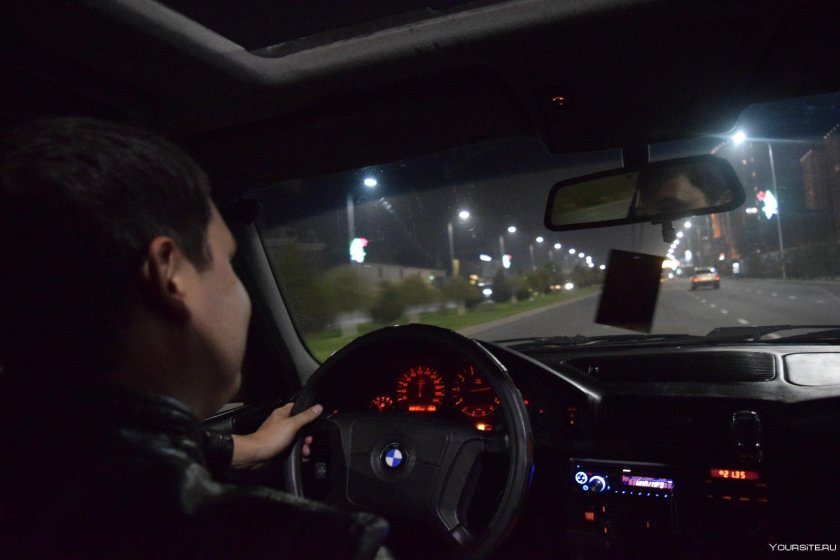 В машине ночью