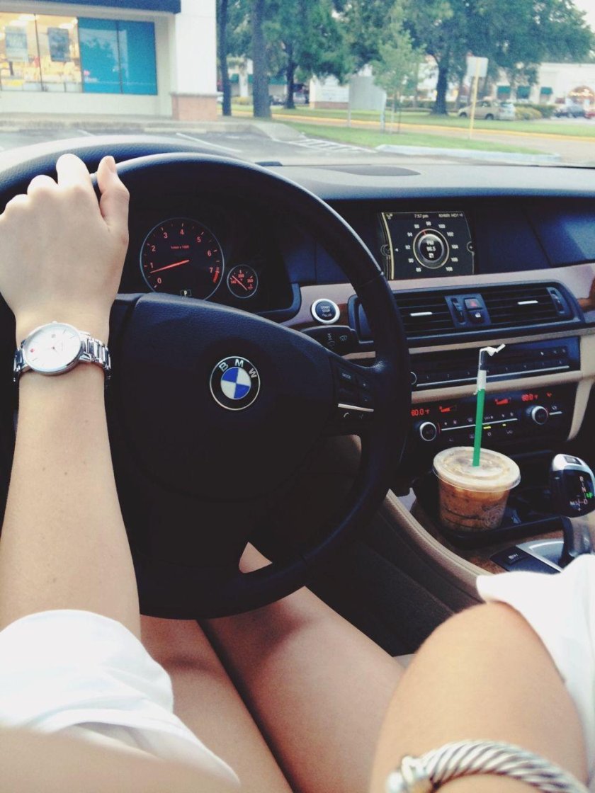 Девушка за рулем