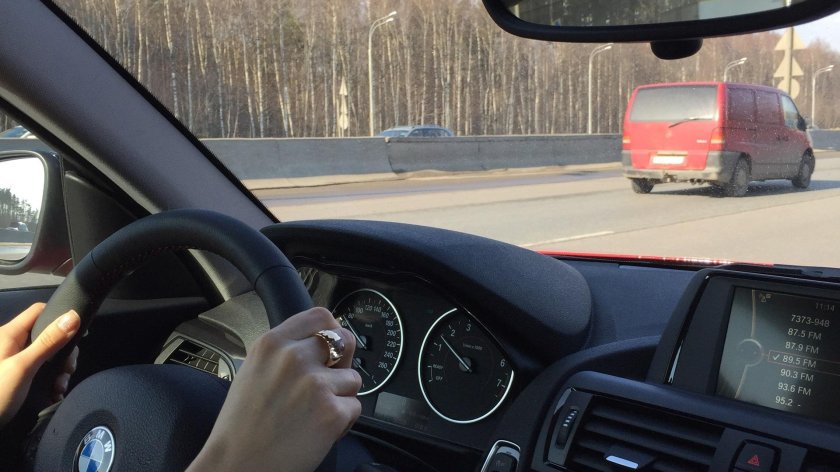 Девушка за рулем БМВ