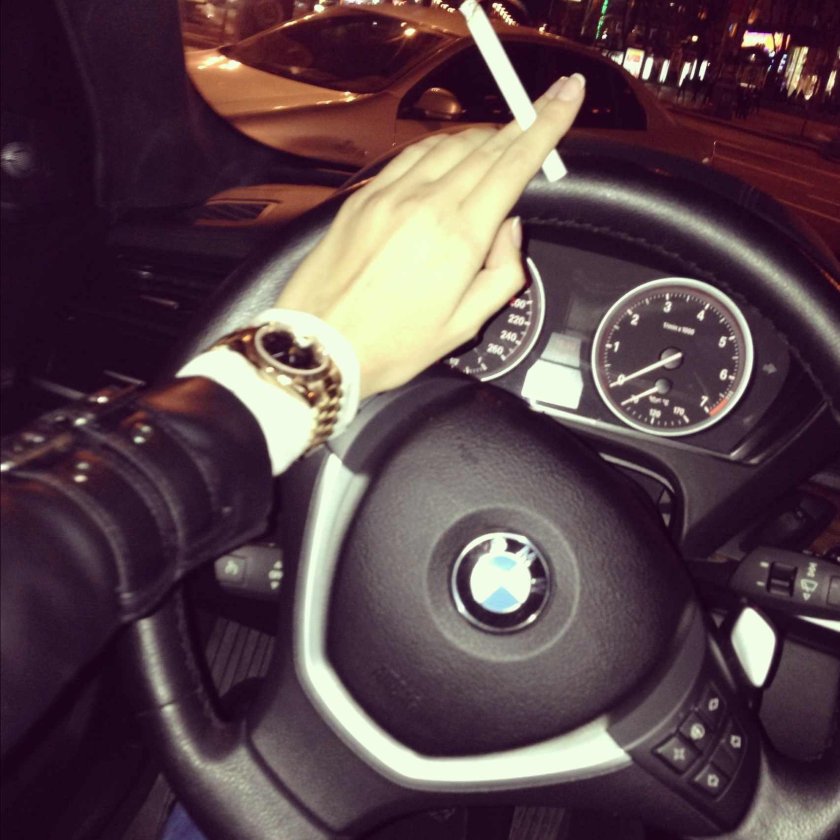 Девушка за рулем