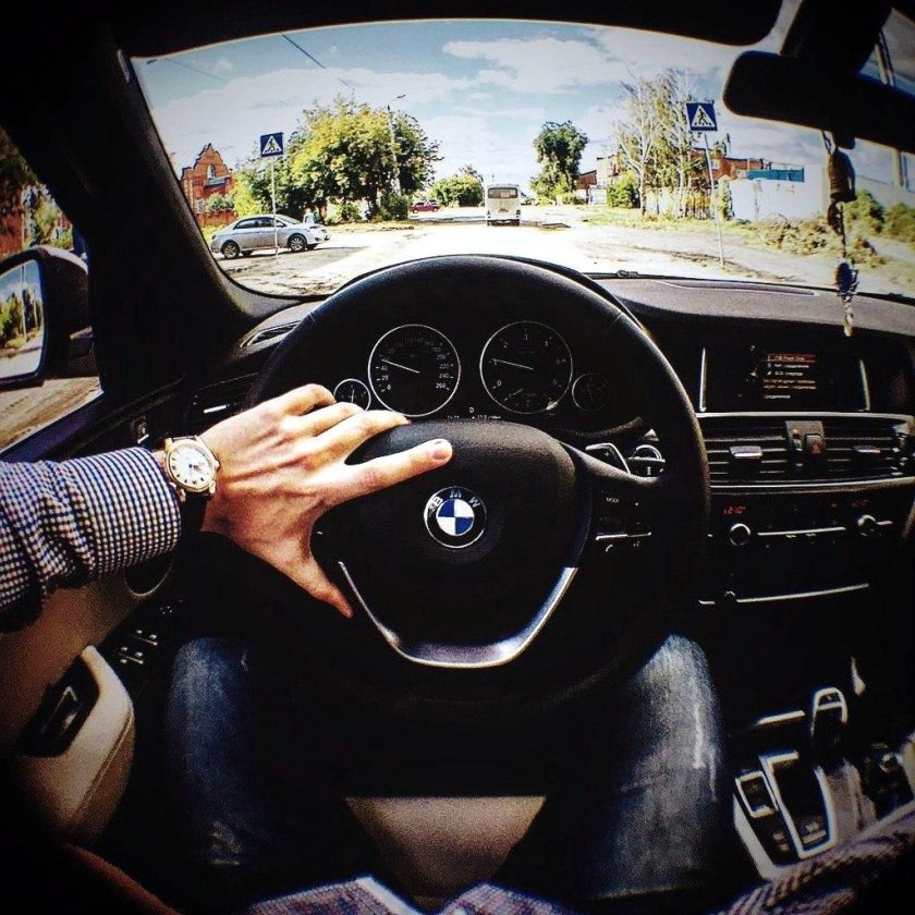За рулем БМВ