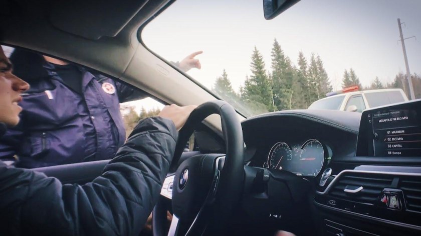 Мужчина за рулем БМВ