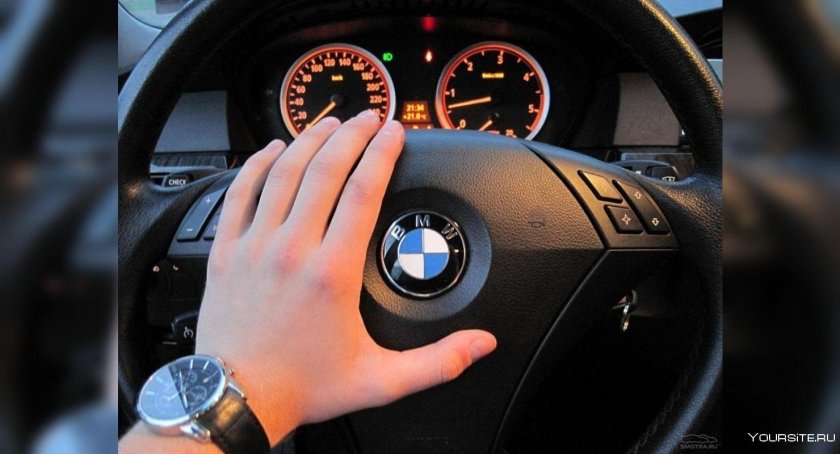 Рука на руле бмв