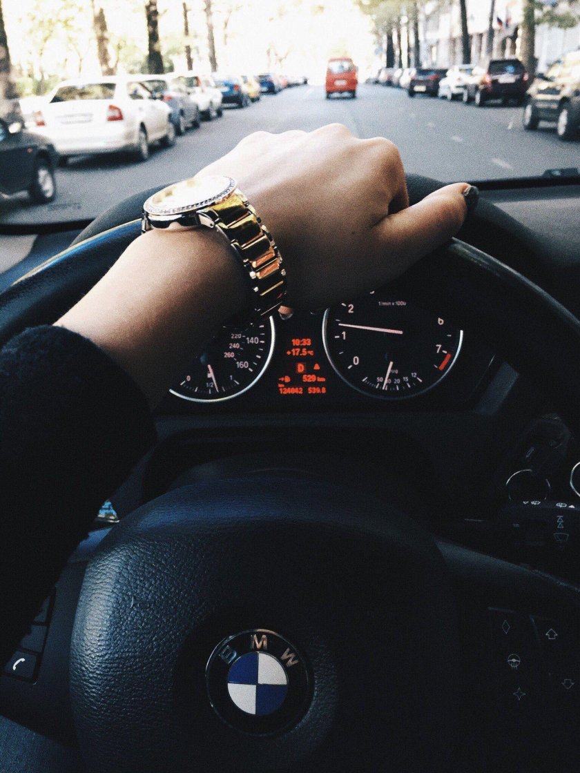 Девушка за рулем