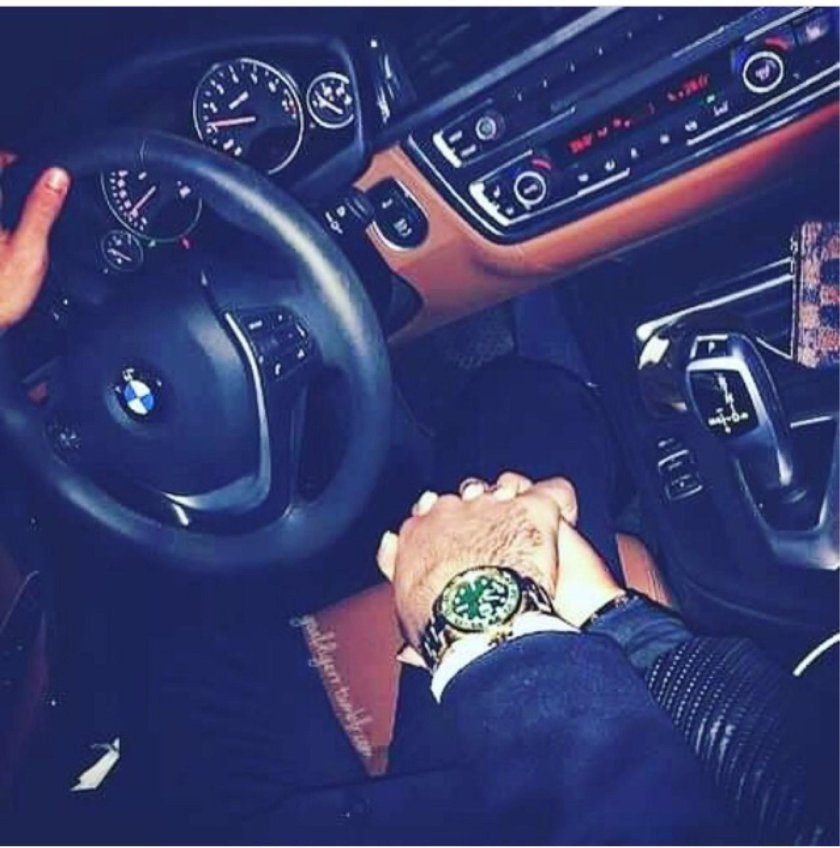 Мужские руки на руле