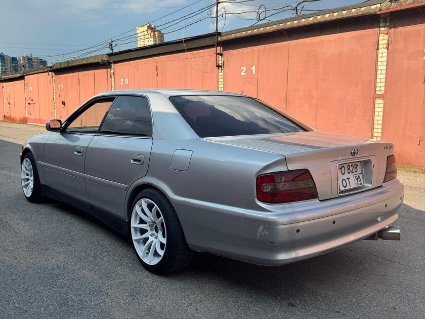 Тойота чайзер 100 серебристый