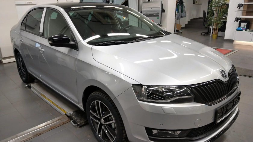 Шкода Рапид серебристый металлик 2021