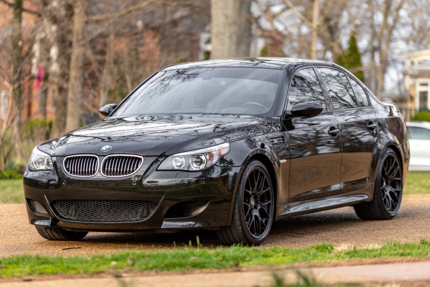 BMW m5 e60 черная