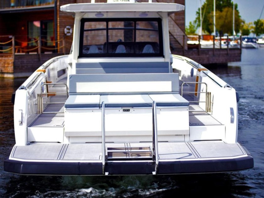 Моторный катамаран