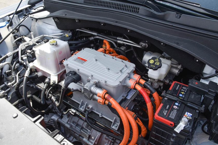 Машины с открытым отсутствующим капотом виден двигатель